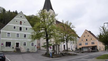 Bild: bö
Die Verlegung des Buswendeplatzes rund um das Kriegerdenkmal in Hohenburg wird von den Behörden abgelehnt.
