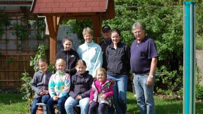 Bild: ct
Die Kinder wissen jetzt, wie Obstbäume veredelt werden, OGV-Vorsitzender Armin Heuberger (rechts) und sein Team zeigten es ihnen.