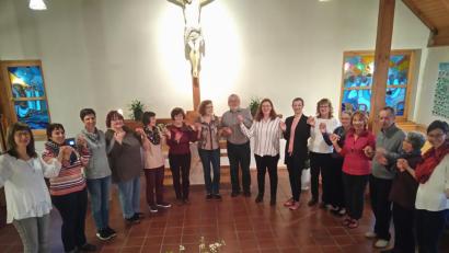 Bild: bey
Rund 20 Frauen und Männer führen einen meditativen Tanz auf.