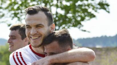 Bild: Hubert Ziegler
Inter-Kapitän Albert Sejdiu (links) und Torjäger David Kubik waren nach dem 5:0-Sieg gegen Ensdorf überglücklich, doch noch die Relegation geschafft zu haben.