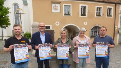 Bild: mad
Sie stellen die Organisation des Marktfestes mit auf die Beine: (von links) Christian Voith, Bürgermeister Maximilian Beer, Elke Reinhart, Kathrin Weiß und Michael Widtmann.