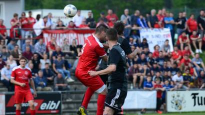 Bild: ham
Die Nabburger (rote Trikots) hauten sich voll rein, verloren aber gegen den FC Rötz.