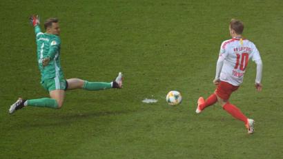 Bild: agentur_dpa
Manuel Neuer (links) parierte sensationell gegen Emil Forsberg.