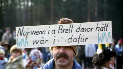 Bild: Bürgerinitiative Schwandorf
Rudolf Forster zeigt sein Nein zur WAA mit diesem selbstgebauten „Kopfschmuck“ am Faschingssonntag 1986 im Taxölderner Forst. Die Aufnahme ist ab 5. Juni in der Dauerausstellung im neuen Museum der Bayerischen Geschichte in Regensburg zu sehen.
