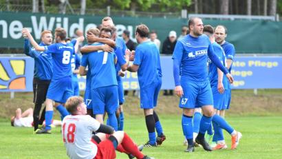Bild: A. Schwarzmeier
Der FV Vilseck jubelt nach dem Schlusspfiff über einen hart erkämpften 1:0-Sieg gegen die SpVgg Vohenstrauß.