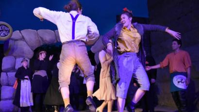 Bild: Tobias Schwarzmeier
Susi Kohlhiesel (Sophia Scherm) und Toni (David Endress) bringen Pep in die Handlung.