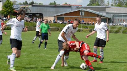 Bild: gb
Durch die 0:4-Niederlage gegen den FC Lorenzreuth hat der ATSV Tirschenreuth den sofortigen Wiederaufstieg in die Kreisliga verpasst. Hier zieht ATSV-Kapitän Jonas König den Lorenzreuther Tobias Schraml nach unten. Pavel Hromir (links) und Leon Prokesch beobachten die Aktion.