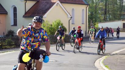 Bild: bkr
Mit viel Elan beginnt Günther Kuhbandner (links) in Riglasreuth seine Pilgerreise nach Santiago de Compostela. Freunde fahren die ersten Kilometer mit.