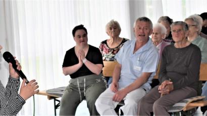 Bild: rgr
Marie Specht singt "Die Blumen tanzen Rock'n' Roll" und "Schön ist es auf der Welt zu sein".