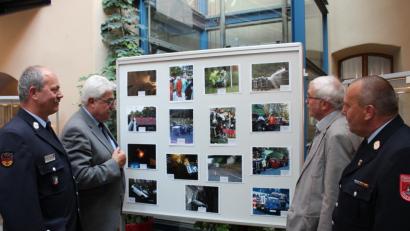 Bild: dse
Der Vorsitzende der Feuerwehr Helmut Staratschek (von links) , Bürgermeister Rupert Troppmann, Feuerwehrreferent Franz Witt und Kommandant Michael Spranger betrachten Teile der Ausstellung.