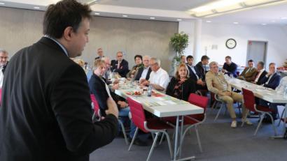 Bild: Gerhard Götz
Thomas Schneider von der bayerischen Bundesbank-Hauptvertretung in München erklärt beim Wirtschaftsfrühstück, die Nullzins-Politik der EZB als Reaktion auf Finanz- und Staatsschuldenkrise.