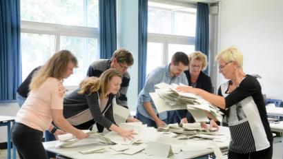 Bild: Gabi Schönberger
Jetzt muss gezählt werden. Wie hier im Weidener Rathaus gab es auch in den 38 Landkreisgemeinden für die Wahlhelfer viel zu tun.
