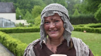 Bild: Petra Hartl
Sandra Zwack aus Vilseck spielt im Stück "Der Herbst des Winterkönigs" eine einbeinige Bettlerin.