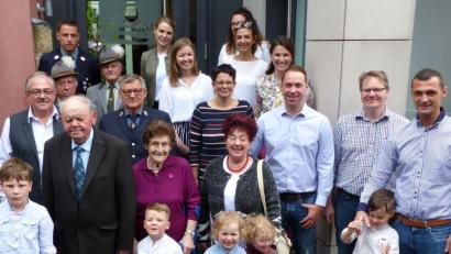 Bild: exb
Als agiler Jubilar präsentierte sich Richard Retzer (vorne, Zweiter von links) mit seiner Ehefrau Mathilde seinen Gästen. Zu den Gratulanten zählten auch Vereinsvertreter der Feuerwehr und der Schützen, Pater Adrian Kugler (Dritter von rechts) und Bürgermeister Gerhard Löckler (Erster von links).