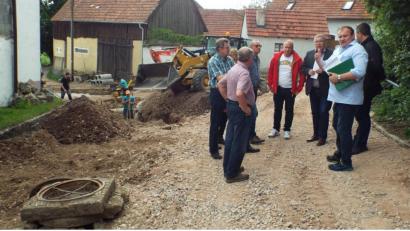 Bild: e
Großbaustelle Trichenricht, der Schnaittenbacher Stadtteil erlebt derzeit umfangreiche Baumaßnahmen für die Kanalisation, das hat der Bauausschuss besichtigt