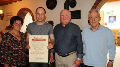 Bild: frd
Für seine Treue zu den „Schneebergfreunden“ über Jahrzehnte hinweg ist Markus Reger (Zweiter von links) per Urkunde von Manfred Schwander (Zweiter von rechts) als einziger „Schneebergfreund“ in ihre Reihen aufgenommen worden, obwohl er nicht in ihrer „Fünften“ gedient hat. Dem Geehrten gratulierten Maria Berger (links) und der frühre Chef der fünften Kompanie, Oberst a. D. Wilhelm Möser (rechts).