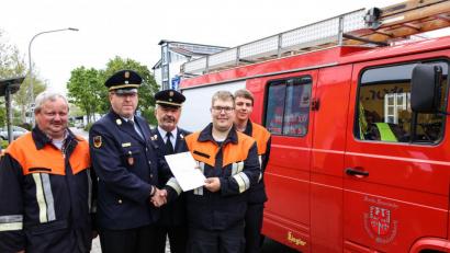 Bild: egl
Michael Schöner (Zweiter von rechts) erhielt den 150. Feuerwehrführerschein im Landkreis. Dazu gratulierten Ausbilder Karl-Heinz Pielhöfer, Kreisbrandinspektor Martin Schmidt, Kreisbrandrat Fredi Weiß (von links) und der Kommandant der Feuerwehr Holnstein-Mittelreinbach, Markus Guttenberger (rechts).