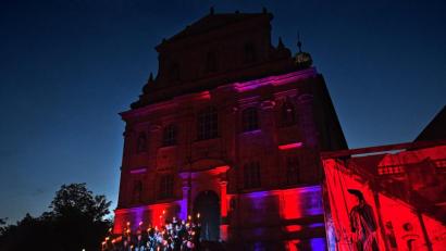Bild: Petra Hartl
Vom 24. Mai bis 10. Juni 2019 verwandelt sich der Vorplatz vor der Mariahilfbergkirche Amberg wieder in eine atemberaubende Kulisse für das
"Amberger Welttheater – Der Herbst des Winterkönigs".