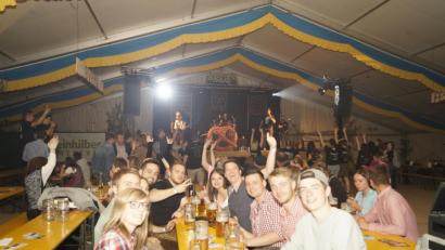 Die HWO Band (Bild) spielte am Freitag groß auf. Am Samstag sorgte die Partyband Surprise für Stimmung