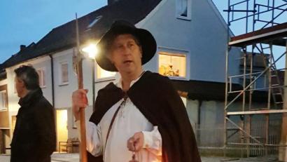 Bild: njn
Mit dem Erbendorfer Nachtwächter geht es bei der Veranstaltung „24 Stunden Steinwald erleben“ der Steinwald-Allianz durch die Stadt.