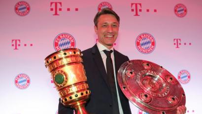 Bild: agentur_dpa
Niko Kovac mit der Meisterschale und dem DFB-Pokal.