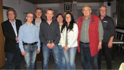 Bild: sei
Friedrich Janner (Vierter von links) führt weiter die Freien Wähler Mantel mit neuem Stellvertreter Werner Paulus (Zweiter von rechts). Das Schriftliche hält Gabi Paulus (Dritte von rechts) fest, die Kasse bleibt in den Händen von Anita Günther (Vierte von rechts).