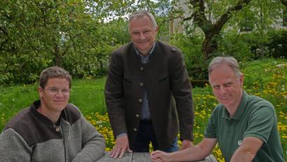Bild: tr
Ab 1. Juni leitet Gregor Janus (links) das Forstrevier Griesbach. Er folgt Hermann Köpf (rechts) nach, der hier 38 Jahre der Chef war. Forstbetriebsleiter Norbert Zintl (Mitte) informierte sich über die Ergebnisse der gemeinsamen Begehungen der beiden Förster.