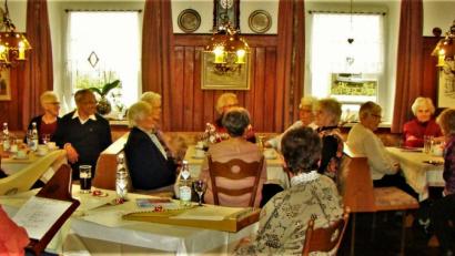 Bild: jml
Rosi Zwack, die Leiterin des Kohlberger BRK-Seniorenclubs bot ihren Besuchern beim Maifest einen harmonischen Nachmittag. Für den musikalischen Teil sorgte die Veeh-Harfengruppe.