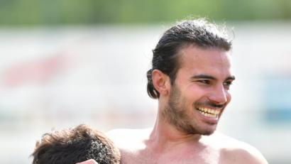 Bild: A. Schwarzmeier
Burak Akkaya (rechts) jubelt, nachdem er mit seinem Elfmeter den SV Anadoluspor zum Sieg über den TSV Pressath verholfen hatte.