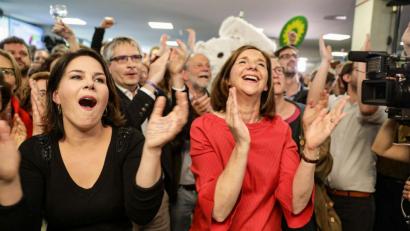 Bild: Kay Nietfeld/dpa
Annalena Baerbock (L), Grünen-Vorsitzende, und Katrin Göring-Eckard, Grünen-Fraktionschefin, jubeln nach der Bekanntgabe der ersten Prognose für die Europawahl.