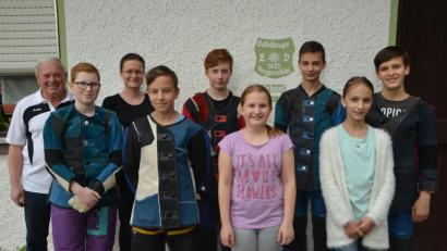 Bild: dob
"Edelweiß"-Schützenmeister Johann Gösl (links) und Trainerin Michaela Haubner (Dritte von links) gratulierten den erfolgreichen Nachwuchsschützen, die sich innerhalb kürzester Zeit an die Spitze der A-Klasse setzten und damit ihre erste Meisterschaft einfuhren.
