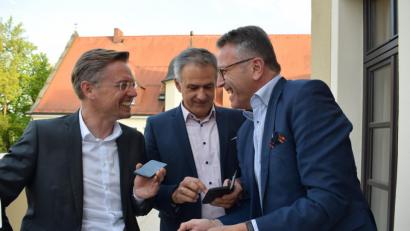 Bild: szl
CSU-Kreisvorsitzender Tobias Reiß, CSU-Landratskandidat Roland Grillmeier und Bürgermeister Franz Stahl gratulieren Christian Doleschal übers Telefon zu seinem Einzug ins Europa-Parlament.