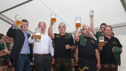 Bild: egl
Bürgermeister Roland Strehl (Zweiter von links) zapfte mit einem Schlag das erste Fass Bier auf der Kümmersbrucker Kirwa an. Mit dabei waren (von links) Bräu Anton Bruckmüller,Kirwa-Chef Dieter Streber, Michael Laßen und Peter Karzmarczyk.