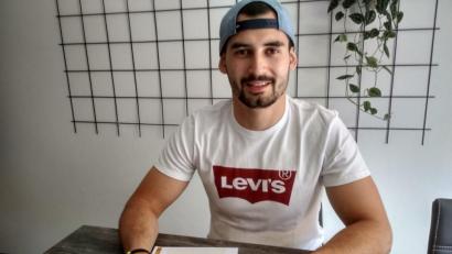 Bild: pa
Martin Brabec setzt seine Unterschrift unter den Vertrag mit dem ERSC Amberg. Die Löwen-Verantwortlichen freuen sich auf den Top-Stürmer – und die Fans können das auch.