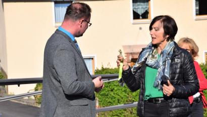 Bild: bö
Ein goldfarbenes Bruckmandl nach dem Regensburger Original hatte die Geschäftsführerin der Seuss-Ingenieure Claudia Scharnagl aus Amberg mit zur Brückeneinweihung für Bürgermeister Florian Junkes überreicht.