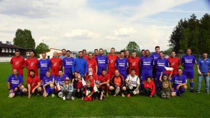 Bild: bkr
Die beiden Mannschaften zusammen mit Ilona Weichs vorne in der Mitte und kleinen tschechischen Fans mit Fähnchen.