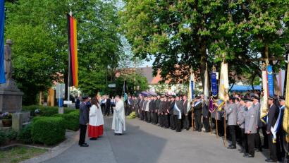 Bild: do
Ein weiß-blauer Himmel wölbt sich über das Klosterdorf, als die Krieger- und Soldatenkameradschaft mit Ortspfarrer Pater Adrian Kugler und vielen Gästen vor dem Kriegerehrenmal der Opfer von Krieg und Gewalt gedenkt.