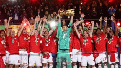 Bild: agentur_dpa
Die Bayern bejubeln den Sieg im DFB-Pokal