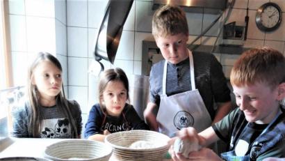 Bild: rgr
Fabienne Zoschke (von links), Lilli Hörl, Luis Ernstberger und Tim Arnold haben viel Spaß beim Brot backen.