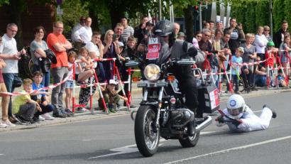 Bild: Kunz
Stunt-Fahrer Matthäus Eckert schleift seine Partnerin über den Asphalt.
