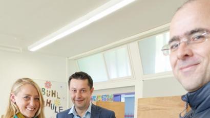 Bild: wd
„Europa“-Kandidatin Maria Sponsel mit Ehemann Stephan Gollwitzer bei der Stimmabgabe.