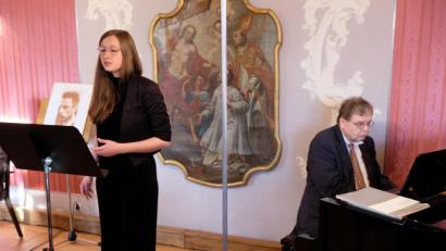 Bild: do
Wie vertont man Rilke? Die Mezzosopranistin Hannah Irmler und Reinhard Maier am Klavier verstanden es, das gesprochene Wort und die Gedankengäng des Dichters in zauberhafte Musik zu übersetzen