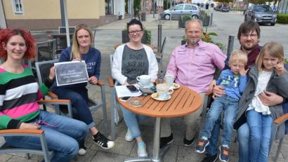 Bild: jr
Die Elternbeiräte aus den Grundschulen Tirschenreuth, Mitterteich und Wiesau unterstützen die Petition der Grundschule Mähring. Bei einem Pressegespräch stellten sie sich hinter die Forderungen, da alle Grundschulen des Landkreises betroffen seien. Mit dabei waren (von links) Nicole König, Barbara Stolz (beide Mitterteich), Martina Würl (Tirschenreuth), Bernhard Rosner (Wiesau) und Michael Kircher (Mitterteich).