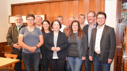 Bild: bnr
In den nächsten Jahren leitet Lisa 'Wilhelm (vorne Zweite von links) als Vorsitzende den SPD-Ortsverein Nabburg. Zur Wahl gratulierte Kreisvorsitzender Peter Wein (rechts). Weitere Vorstandsmitglieder sind von links Bürgermeister Armin Schärtl, Kristina Riß, Sepp Götz, Marion Schärtl, Karl Sebald, Peter Haas,Rita Holzgartner, Mike Riß, Sepp Weber.