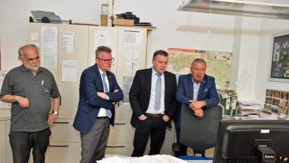 Bild: Andreas Royer
Erste Bewertung des Wahlergebnisses am PC in der SRZ-Redaktion mit (von links) Wolfgang Berndt (Linke), Bürgermeister Michael Göth (SPD), Stefan Morgenschweis (CSU) und Achim Bender (SPD).