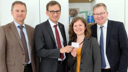 Bild: Susanne Schwab, Stadt Amberg
Umweltreferent Bernhard Mitko (links) und OB Michael Cerny (rechts) freuen sich, dass die ersten städtischen Mitarbeiter das neue Jobticket-Angebot nutzen: Jens Wein und Corinna Loewert.