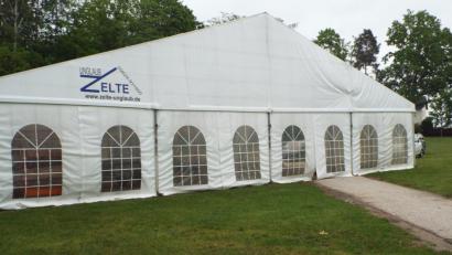 Bild: e
Die wenigsten Feste im Gemeindebereich benötigen ein Riesenzelt. Aber auch kleine Zelte oder Bänke auf gemeindlichem Grund wie beispielsweise Straßen müssen angemeldet werden: Die Gemeinde will darauf jetzt ein Auge haben.