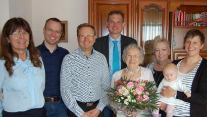 Bild: sm
Bürgermeister Ernst Schicketanz gratuliert Erna Amann zum 85. Geburtstag