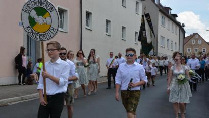 Bild: jr
An der Spitze des Zuges marschierte eine Abordnung des Jubelvereins, dahinter folgten gleich die Festdamen.