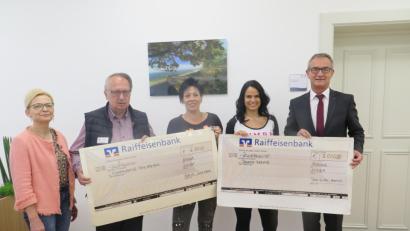 Bild: jzk
Waltraud Wagner und Andreas Steinl von der Kinderkrebshilfe Nordoberpfalz (von links) und Bürgermeister Werner Nickl (rechts) danken den Zumba-Trainerinnen Bianka Sierek-Winkler und Elena Heldrich (Dritte und Vierte von links) für die Spenden.